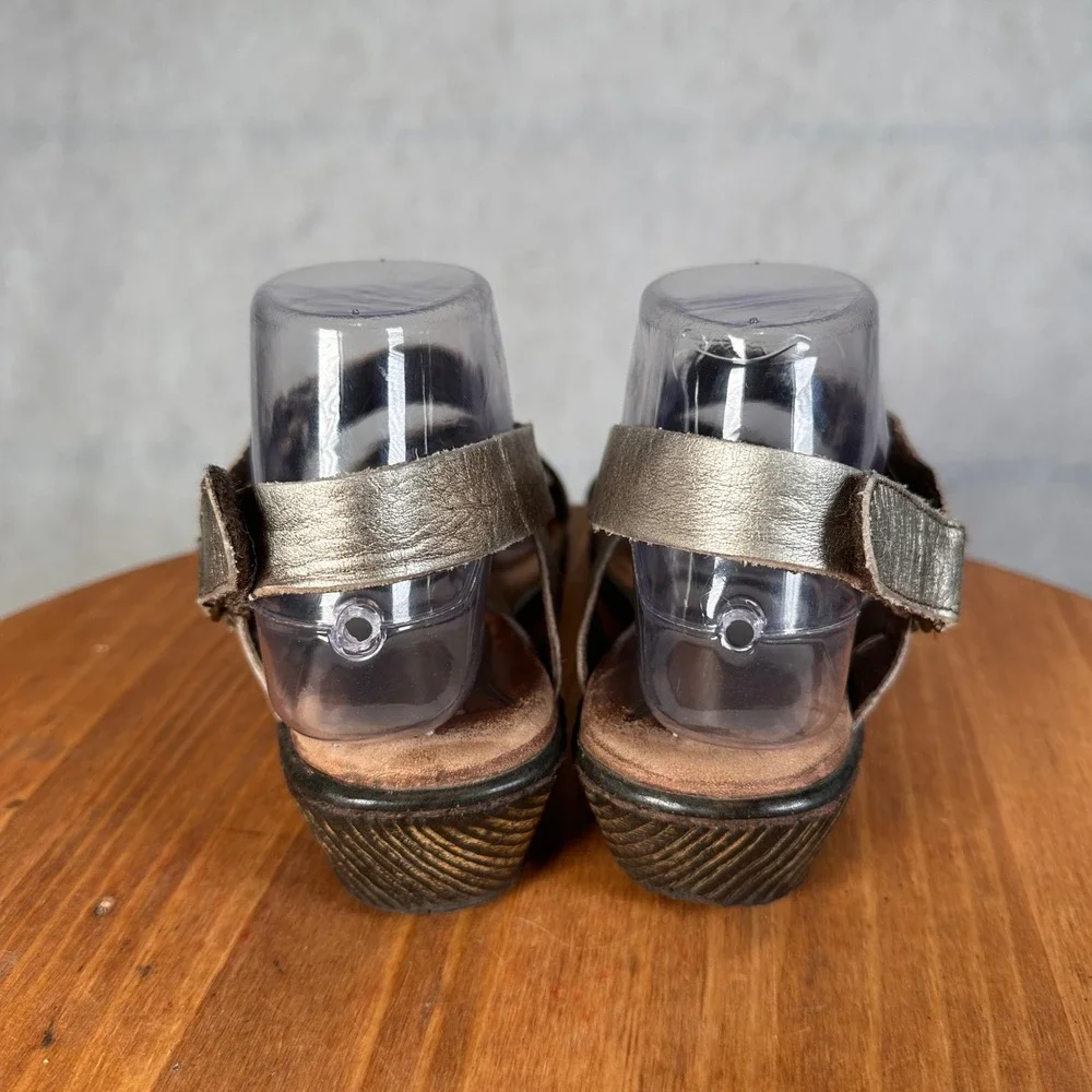Born Wedge Sandals Womens 9 Pewter Metallic Leather Strappy Good SKU 802